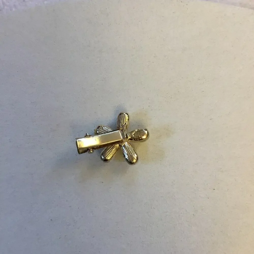 Elegant Pearl Flower Gold Hair Clip – Small Alligator Design
